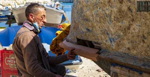 I sopravvissuti "calafatàre" di Bari: «Ripariamo sul mare i vecchi e colorati gozzi in legno»